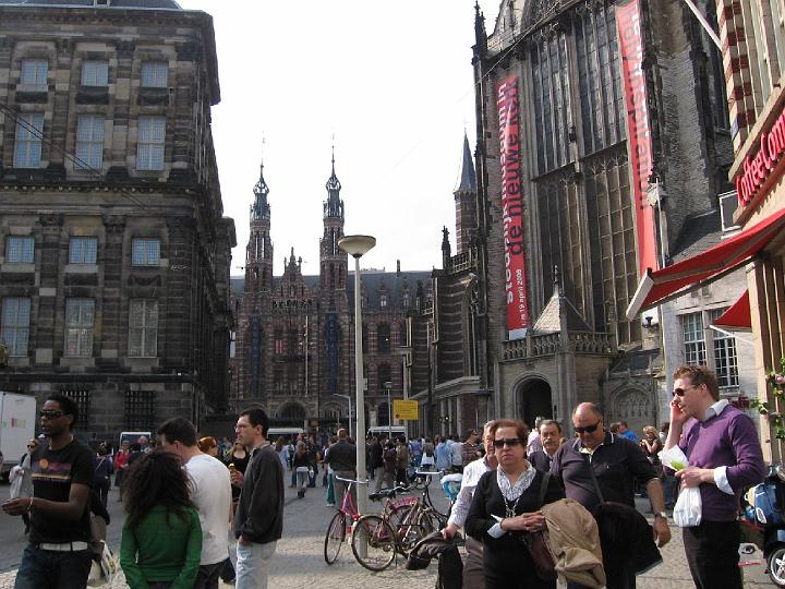 Amsterdam 10.jpg - Der in die Amstel gelegte Damm verband die zuvor auf beiden Seiten entstandenen Siedlungskerne, die noch heute als Oude Zijde und Nieuwe Zijde (alte und neue Seite) bezeichnet werden.